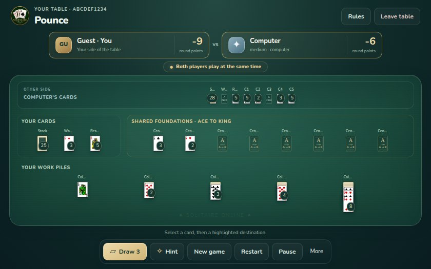 Pounce-Spiel im Gange auf Solitaire Online, zeigt die Karten und Spielerpositionen